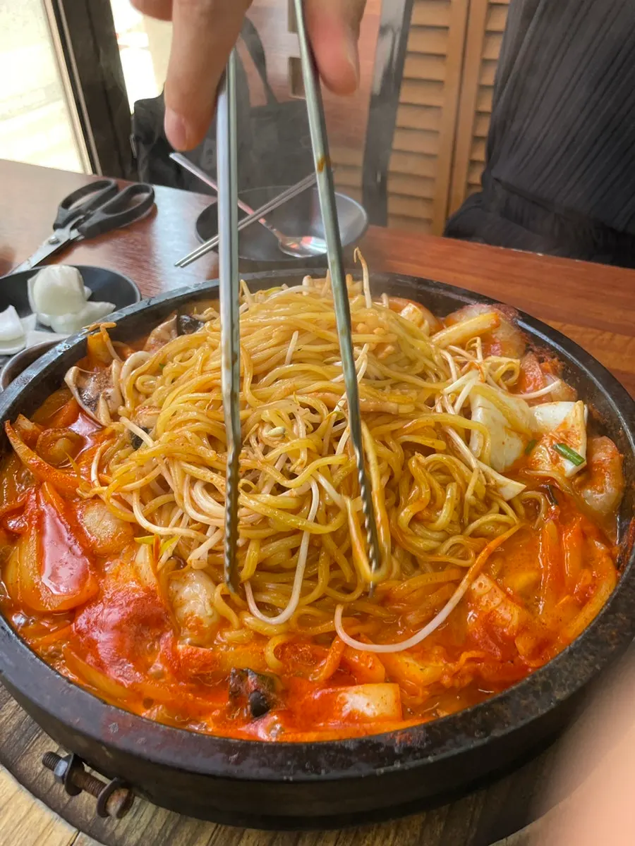 Stone-plate jjamppong piled high with bean sprouts