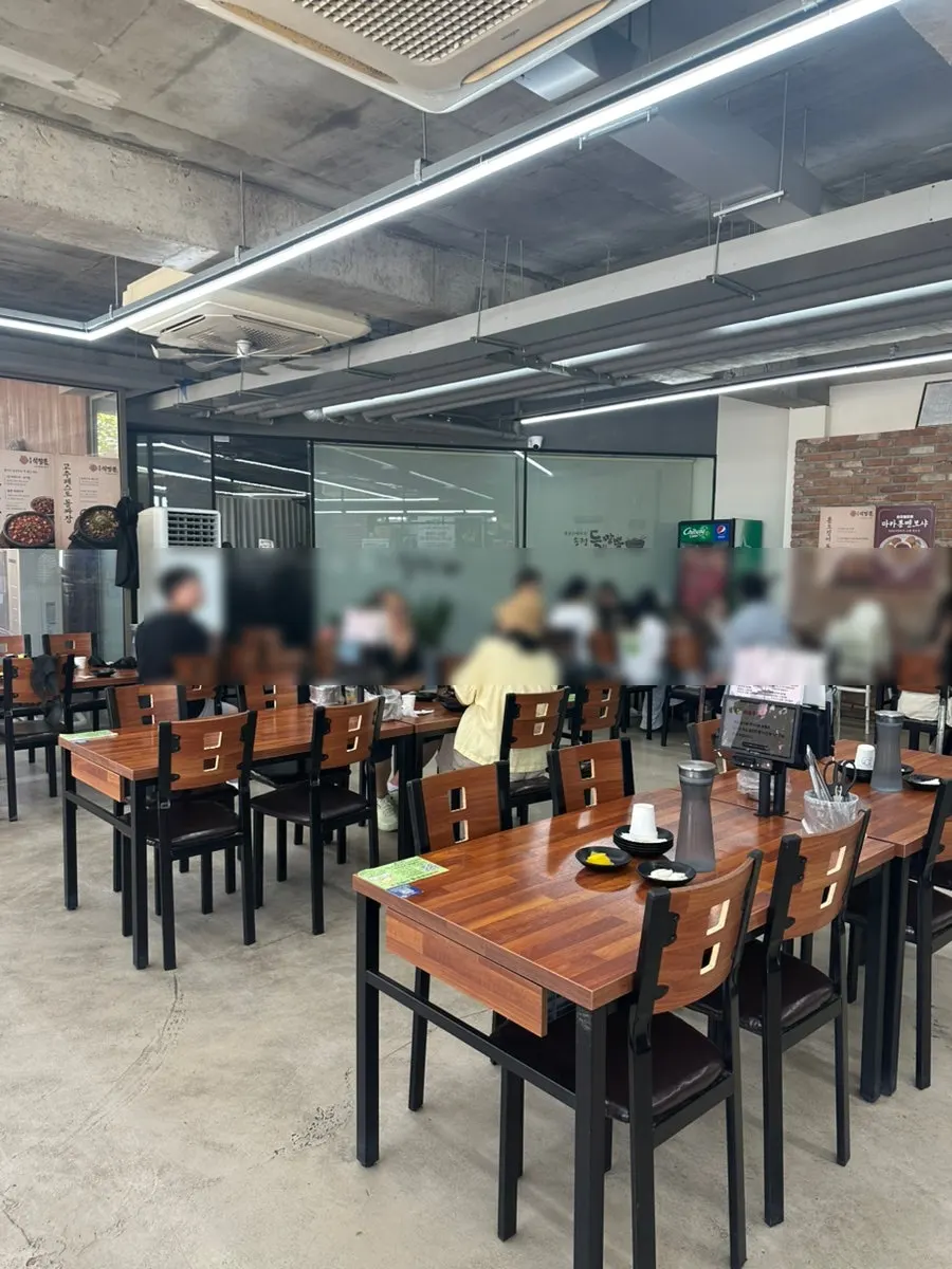 The bustling dining hall of Songjeong Dol Jjamppong from early on
