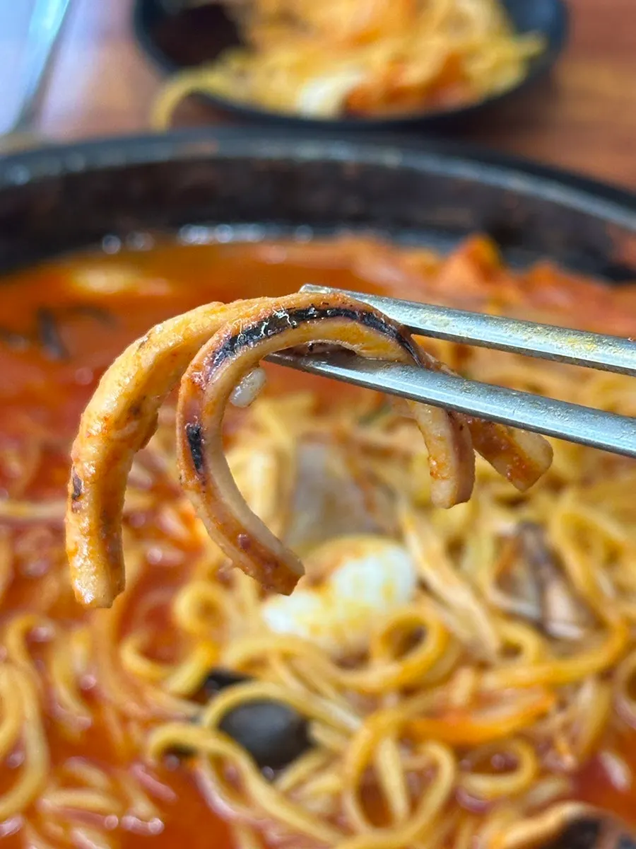 Stone-plate jjamppong noodles fully soaked in seasoning