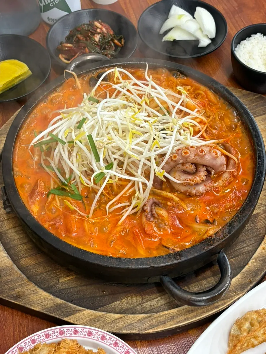 돌짬뽕에 통째로 들어간 오동통한 낙지