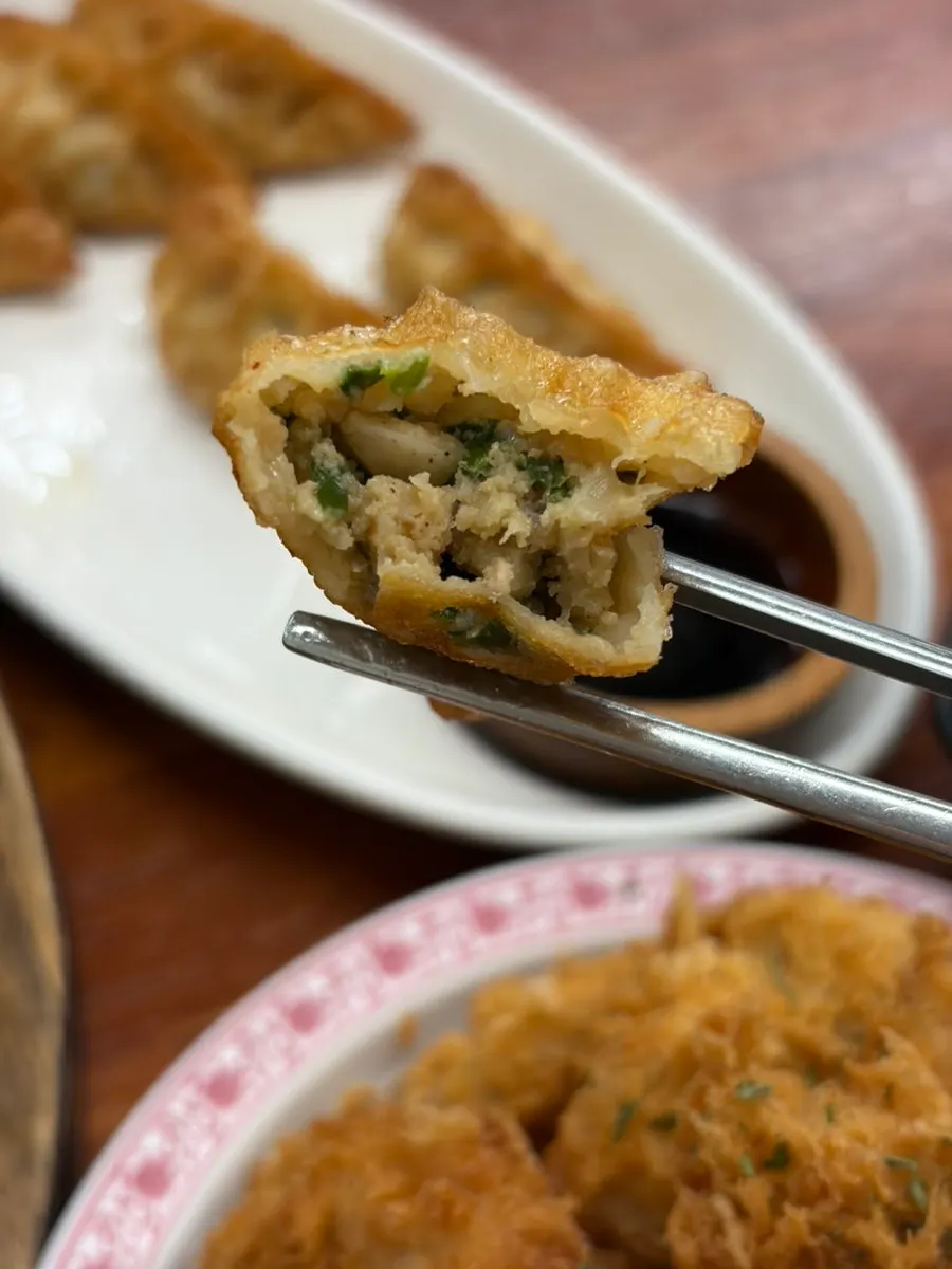 교자만두 단면과 파김치 조합