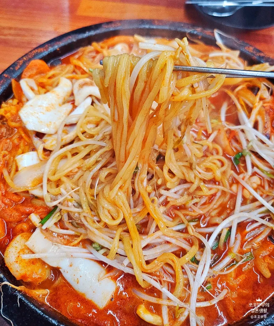 Songjeong Dol Jjamppong seafood jjamppong bubbling on the stone plate