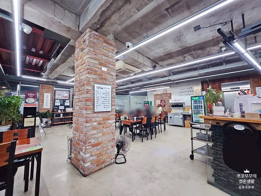 Clean, spacious interior of Songjeong Dol Jjamppong