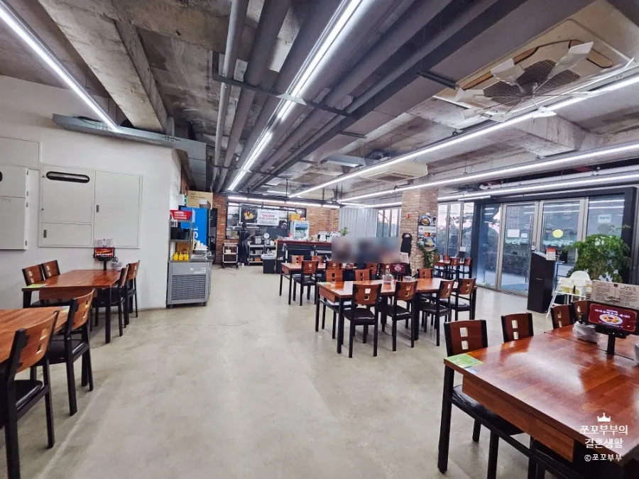 Table seating inside Songjeong Dol Jjamppong