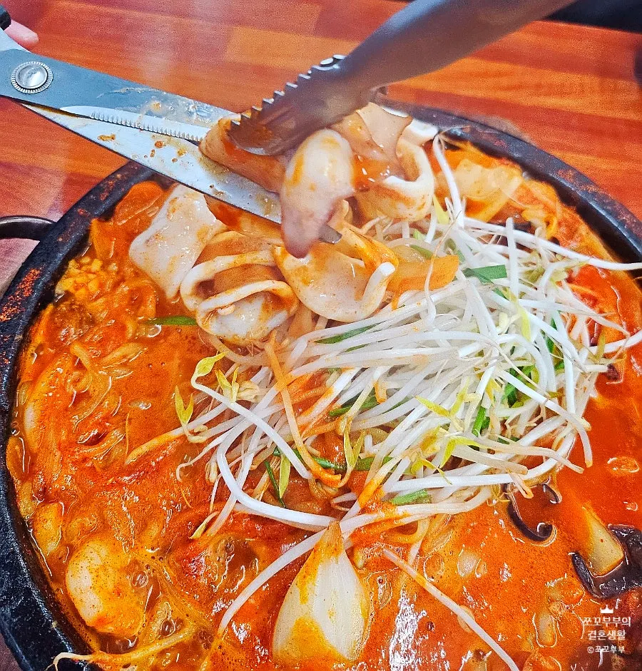 Plump whole squid with spicy sauce