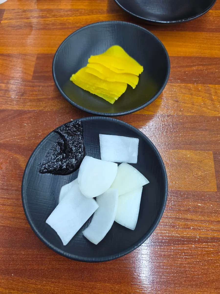 통오징어 돌짬뽕 2인분과 청포도에이드 주문 상차림