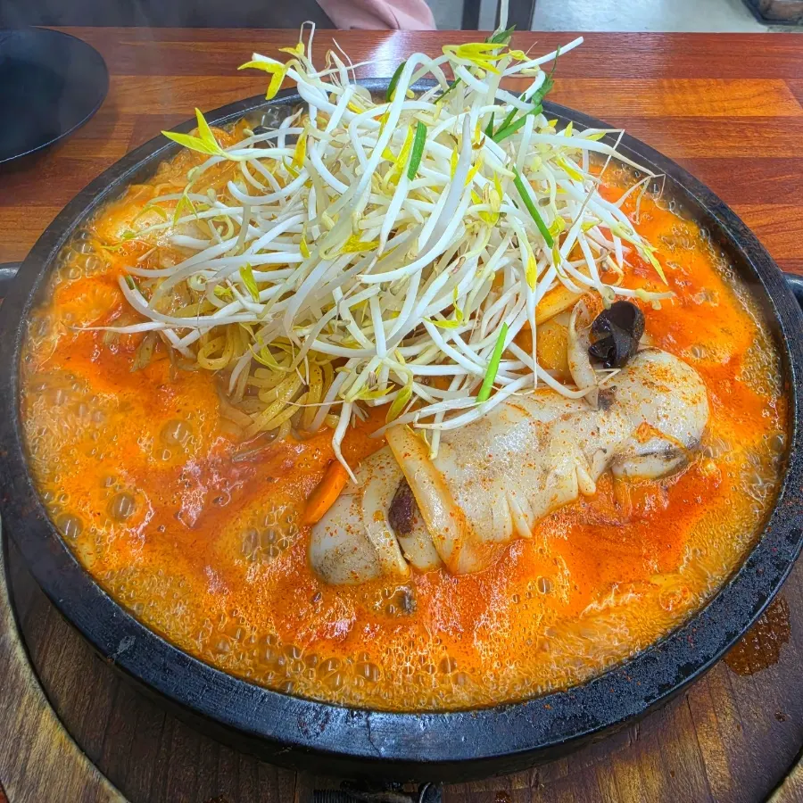 돌판에 나온 통오징어 돌짬뽕 2인분