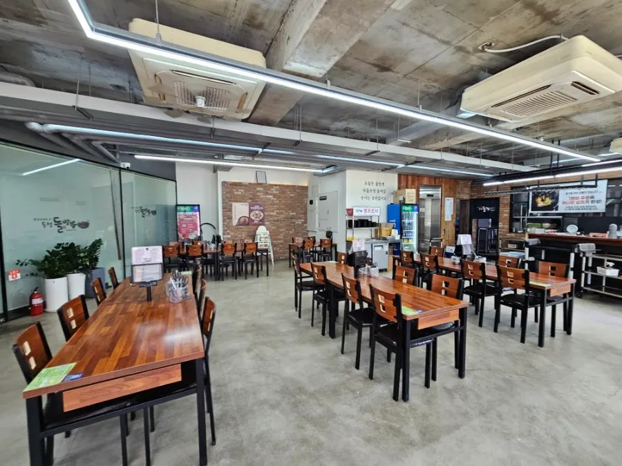 Songjeong Dol Jjamppong parking lot filling up right at opening time