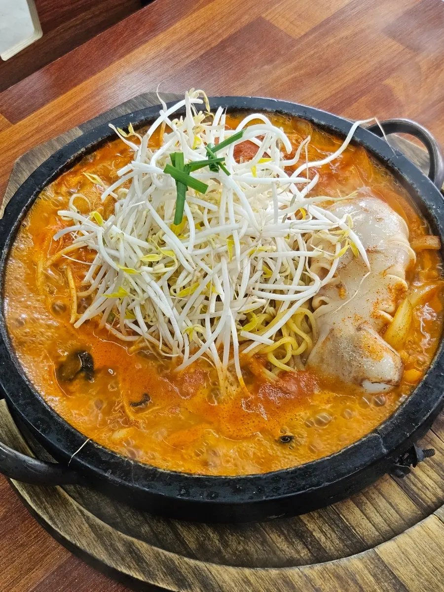 Steaming whole squid stone-plate jjamppong