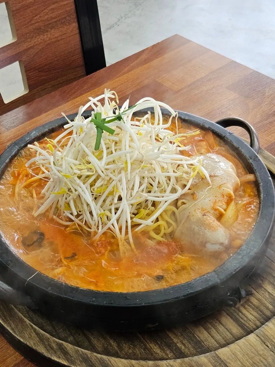 Top of the stone-plate jjamppong piled with bean sprouts