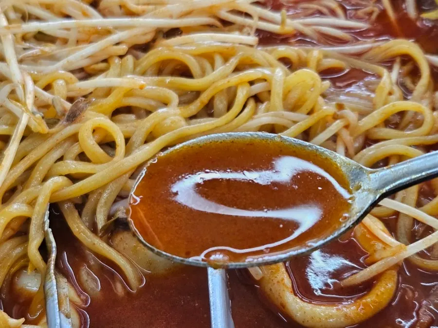 Noodles from the stone-plate jjamppong soaked in broth