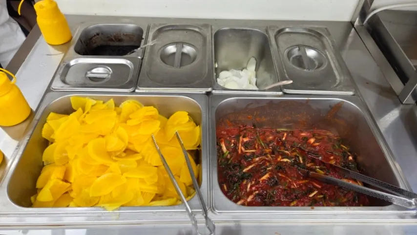 셀프바 파김치와 기본찬
