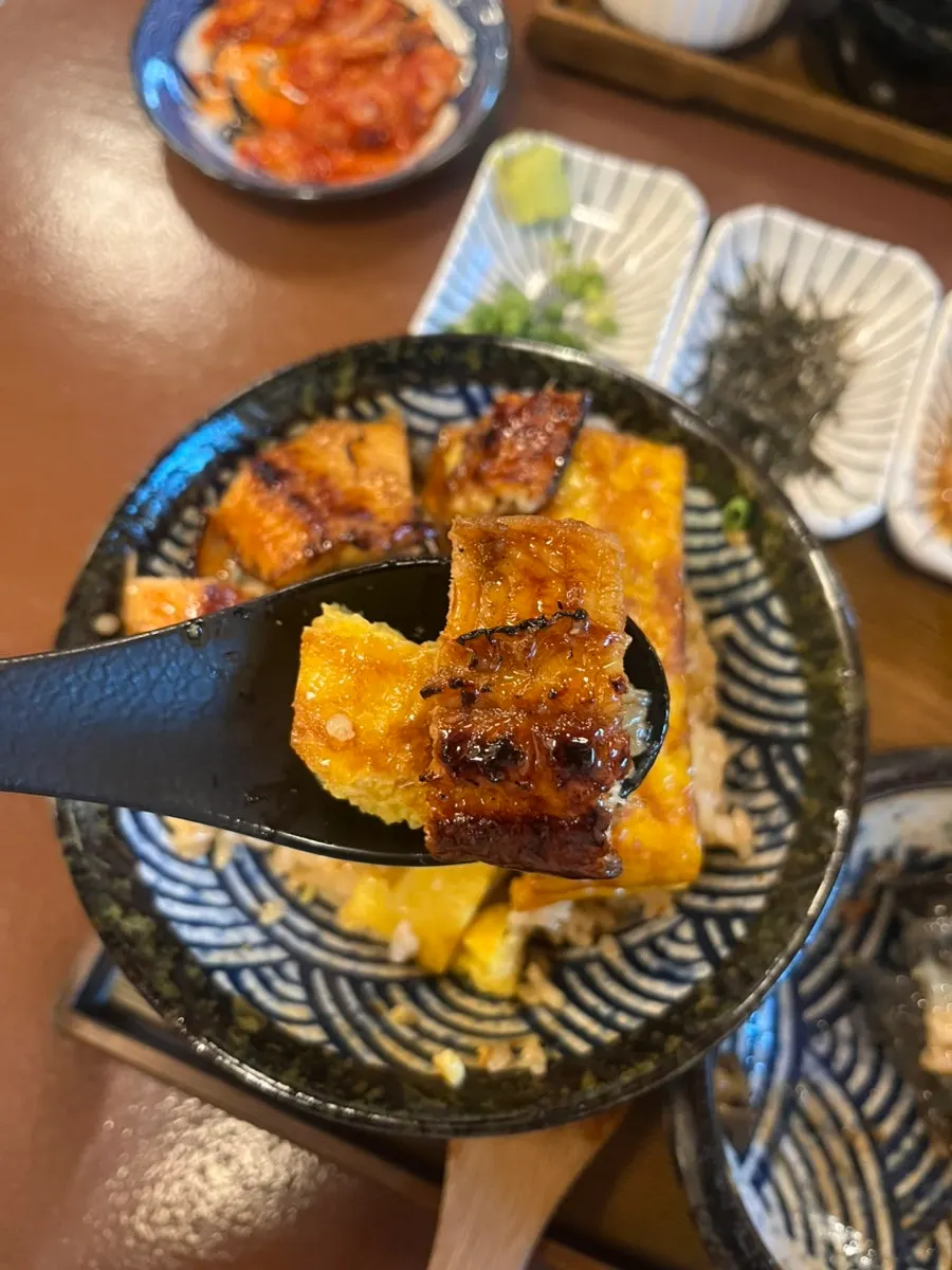 와사비와 쪽파를 곁들인 장어