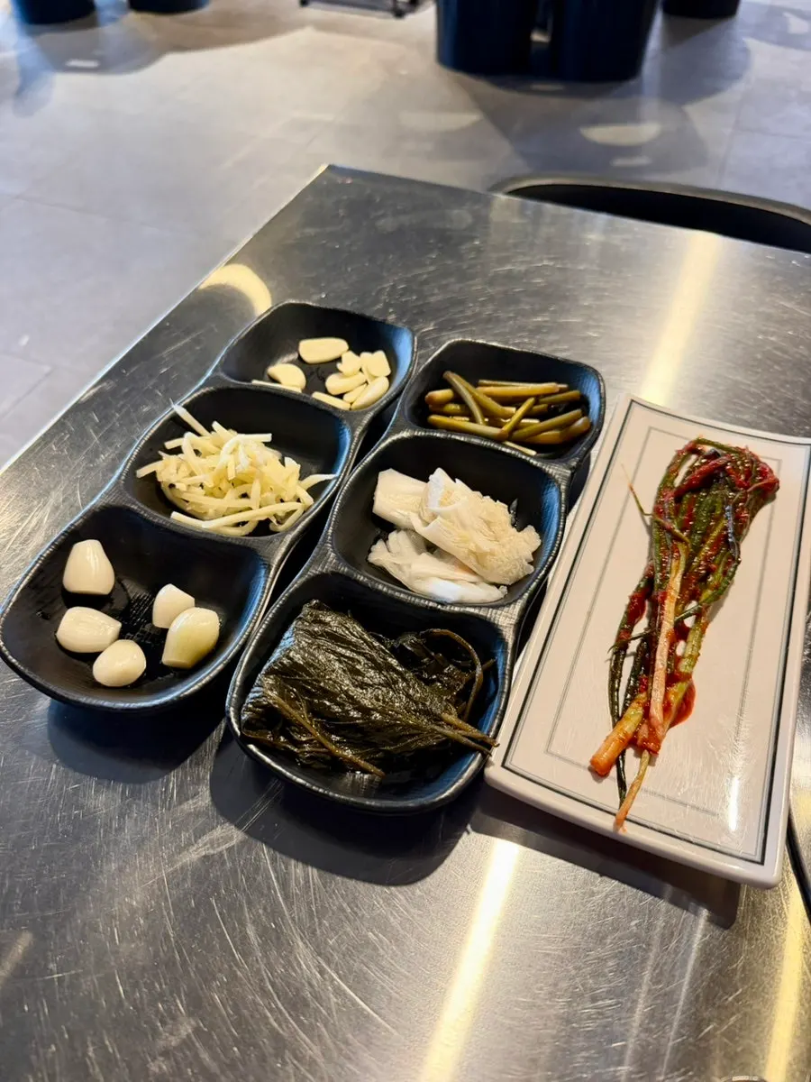Side dishes served alongside the eel