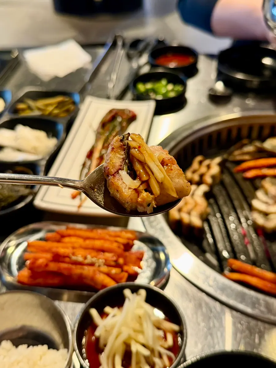Eel topped with ginger in teriyaki sauce