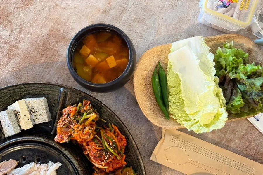 샐러드와 오징어볶음 기본 세트