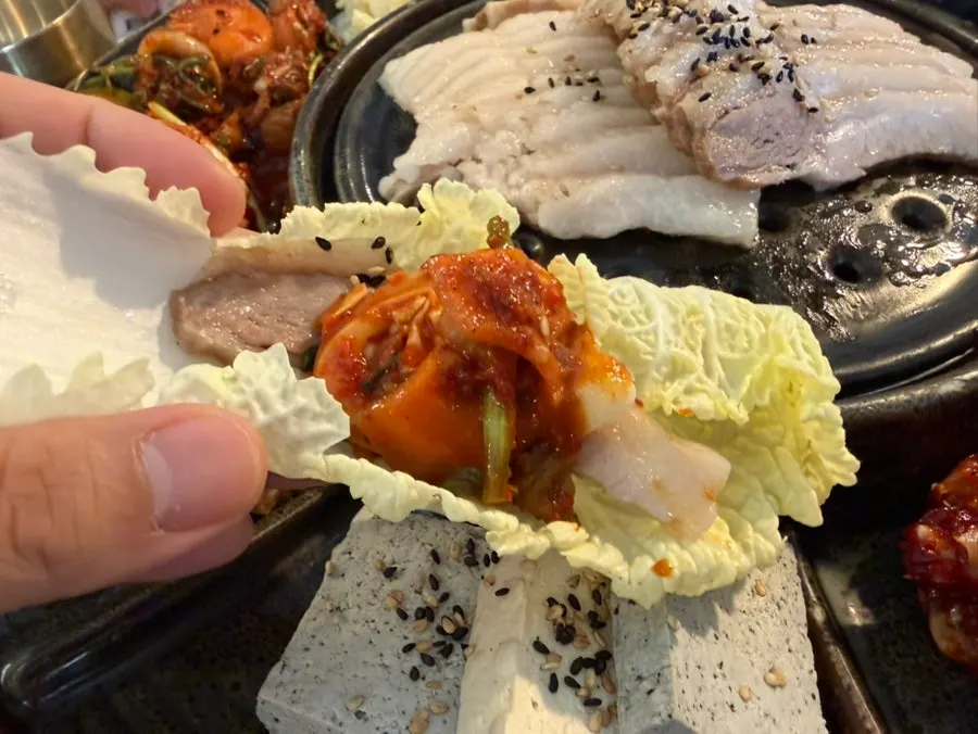 보쌈과 여러 가지 반찬 한상
