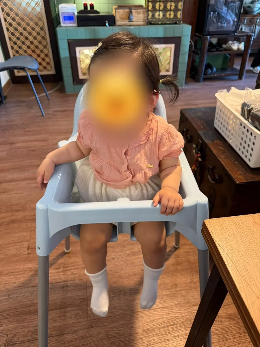 Meal at Songjeongok with a baby