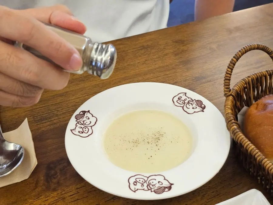 Cream soup with pepper