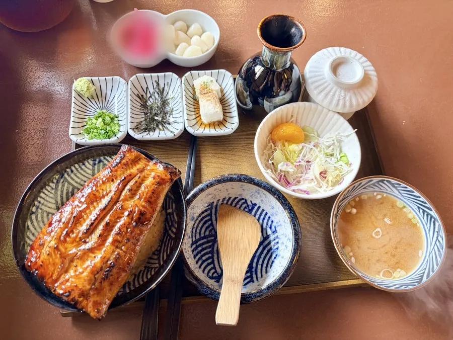 うな重とトリ丼御膳の食卓
