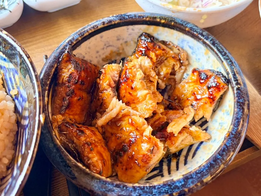 Unaju with a rolled omelet beneath the eel
