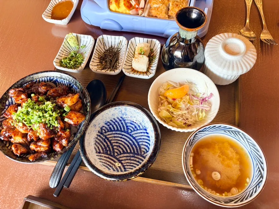 Eel rice bowl enjoyed with wasabi and ochazuke
