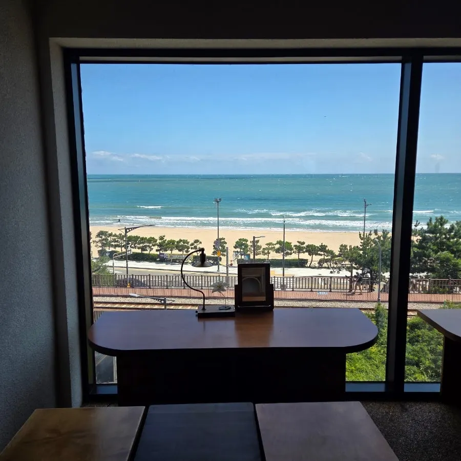 Café view blending with the Songjeong sea