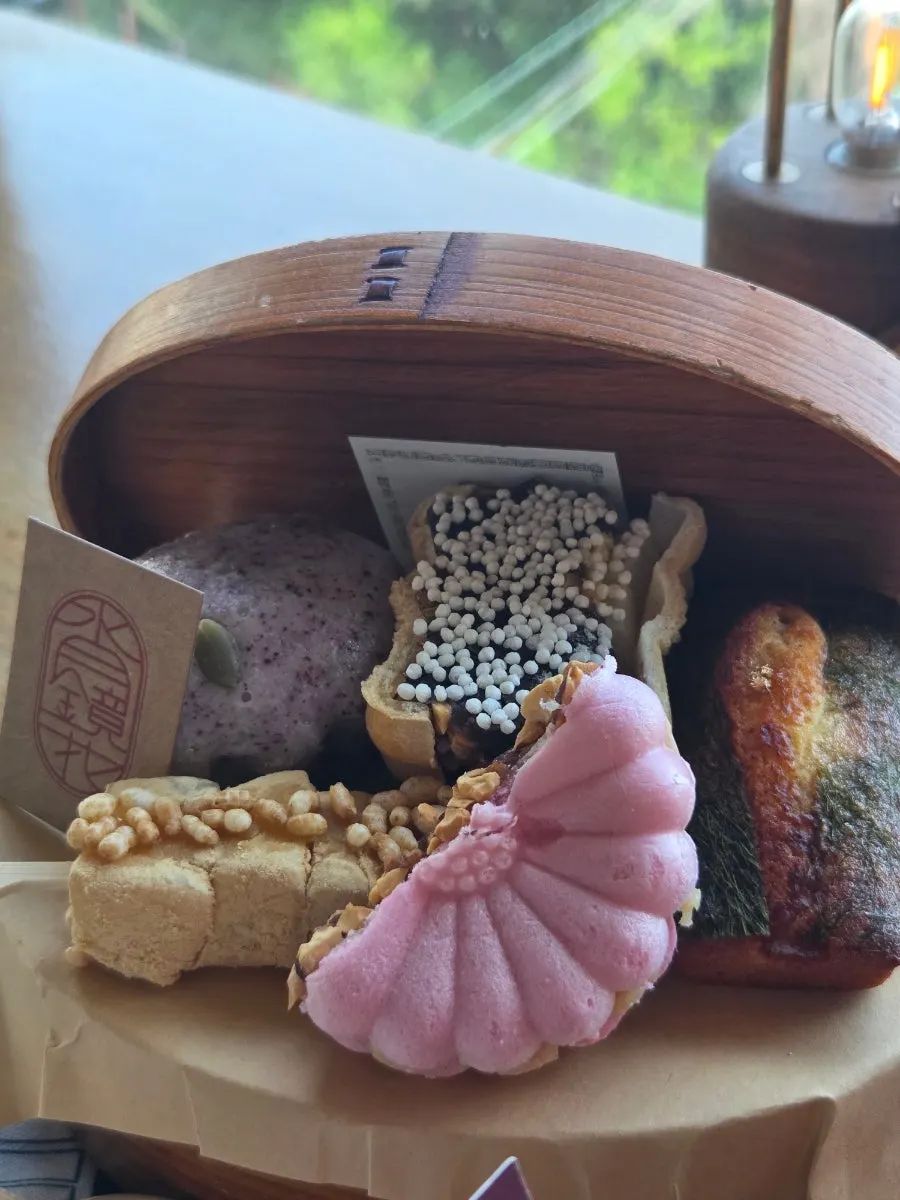 Dalbodeure Box traditional dessert assortment