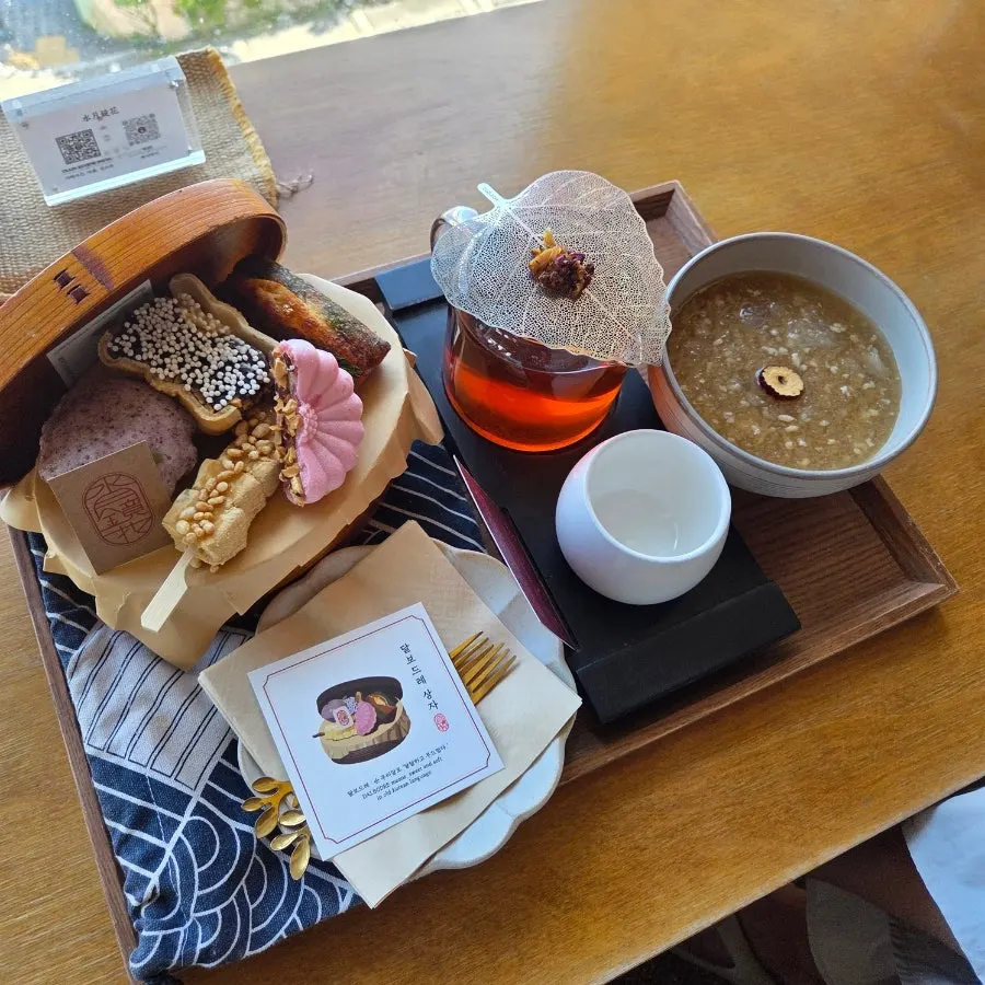Café space for enjoying tea and desserts