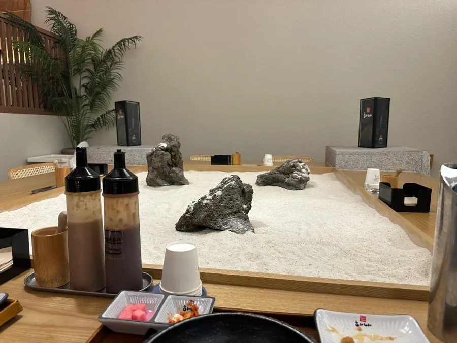 작품을 감상할 수 있는 1층 복층 공간
