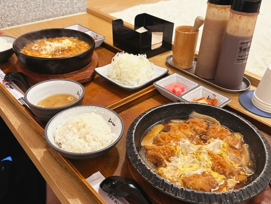 함께 차려진 김치치즈나베와 가쯔나베 상차림