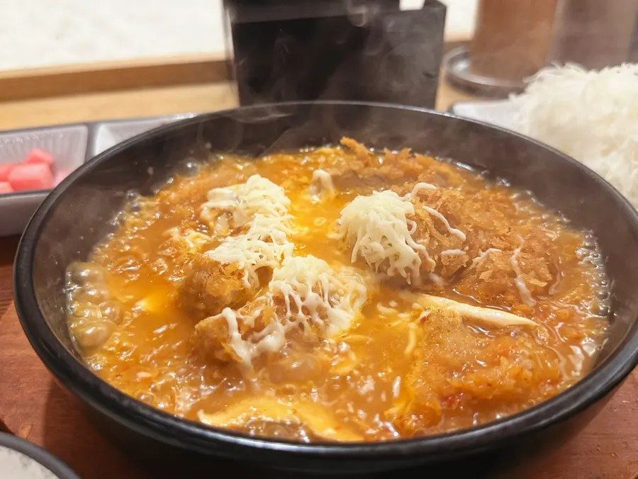 김치 국물에 담긴 돈까스 김치치즈나베
