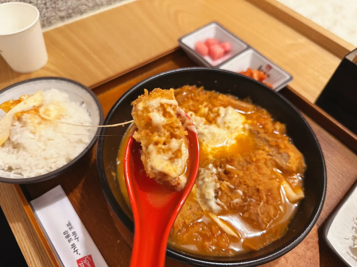 국물에 부드러워진 김치치즈나베 돈까스 단면