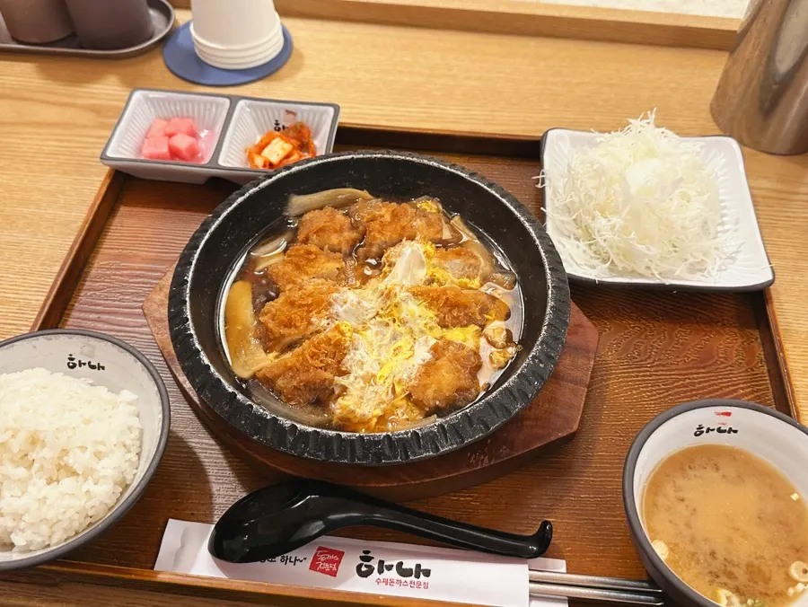 김치치즈나베를 덜어 먹는 모습