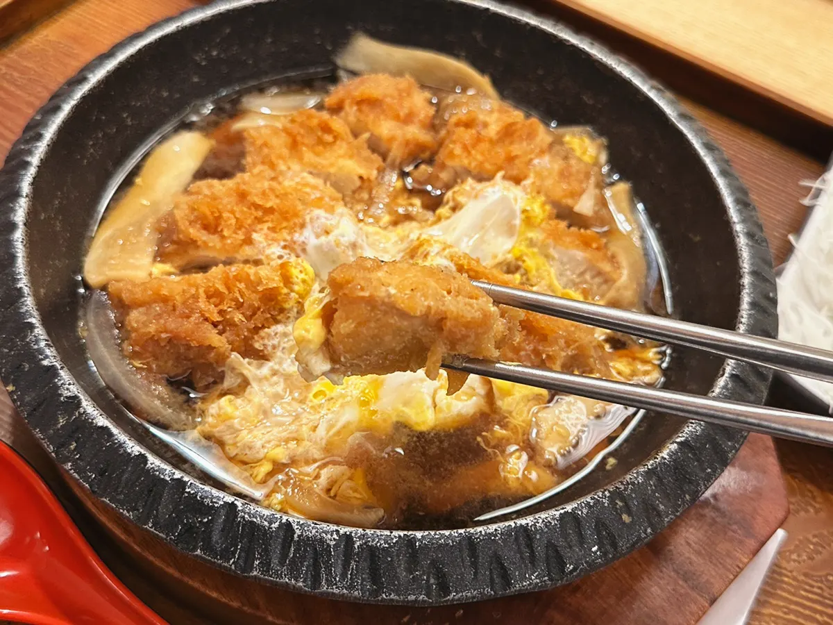 담백한 국물의 가쯔나베 클로즈업