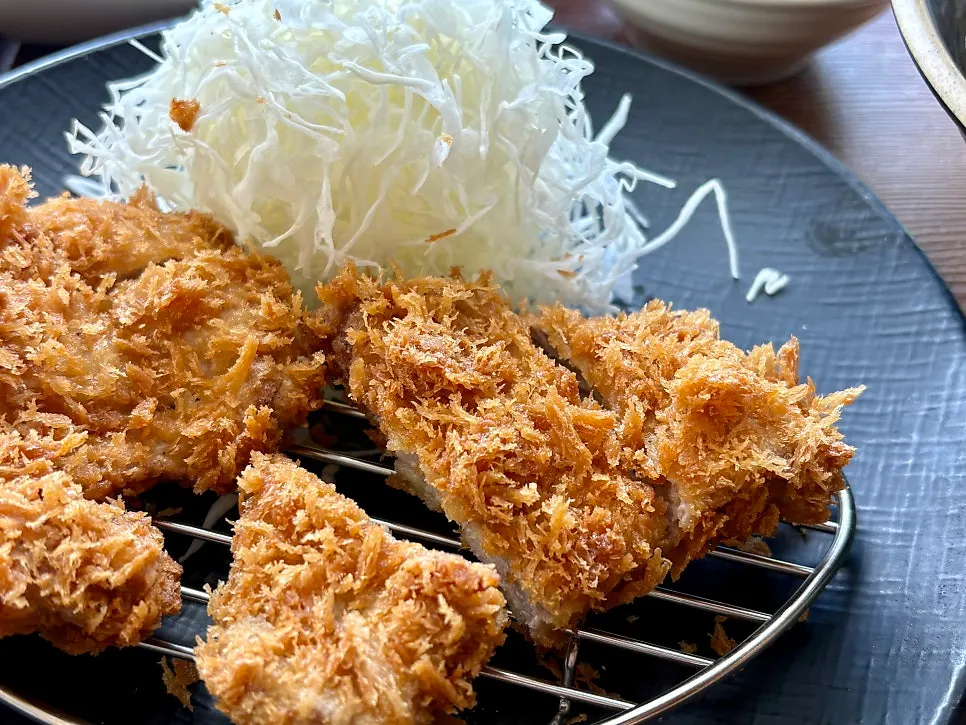 Thickly cut tenderloin cutlet served at the table