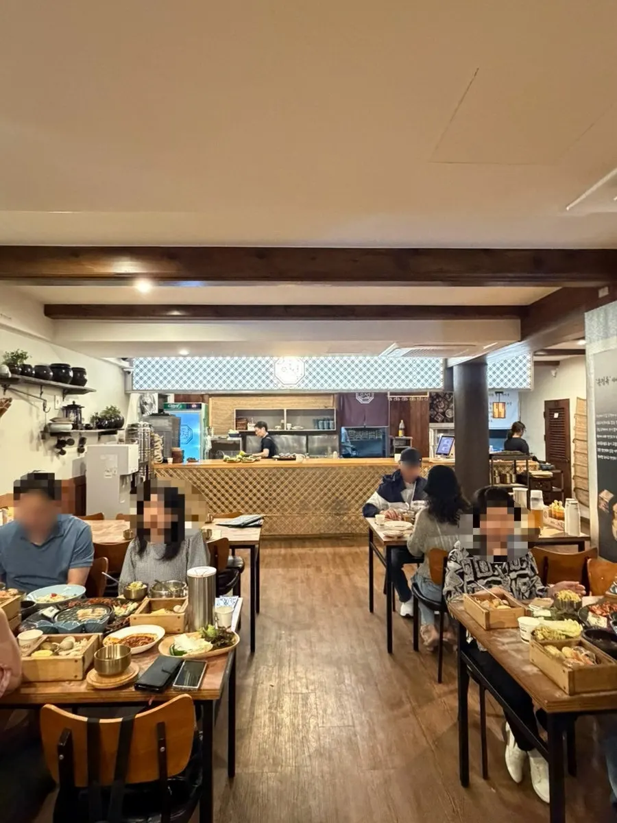 송정옥 1층 홀 내부