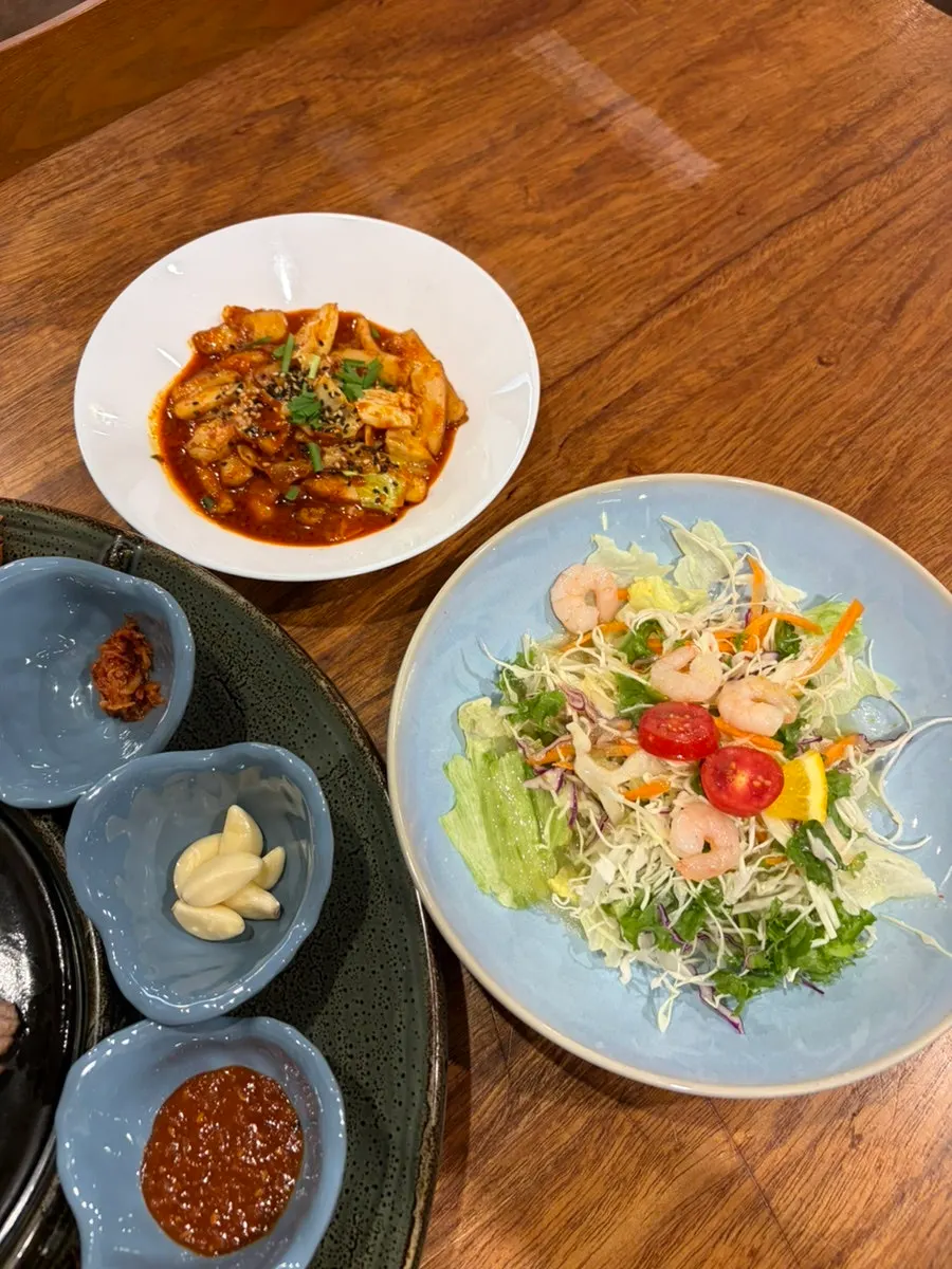 샐러드와 오징어 무침 밑반찬