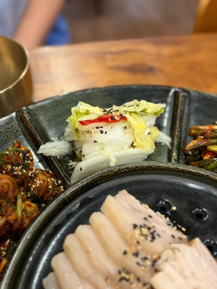 두부와 곁들임 반찬 접시
