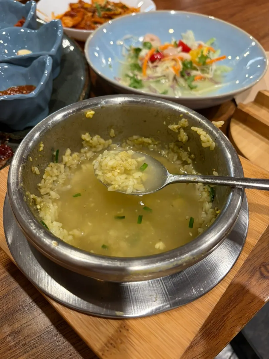 솥에 숭늉을 부어 마무리하는 모습