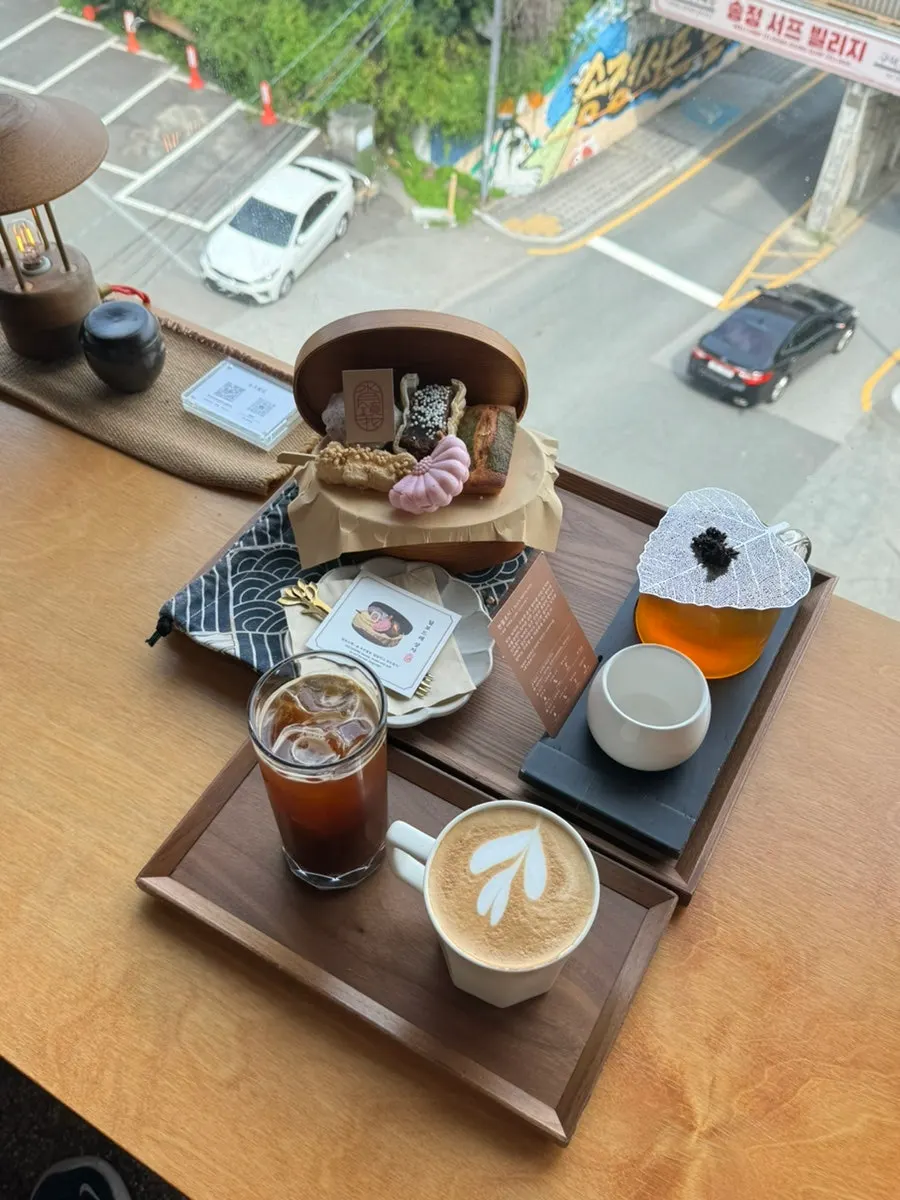 창가에서 바라보는 송정 바다