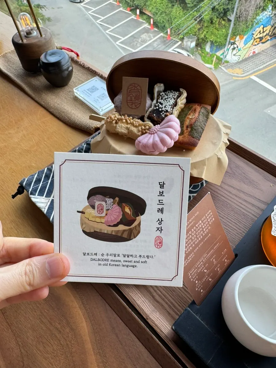 바다와 지나가는 기차를 보는 창가 풍경