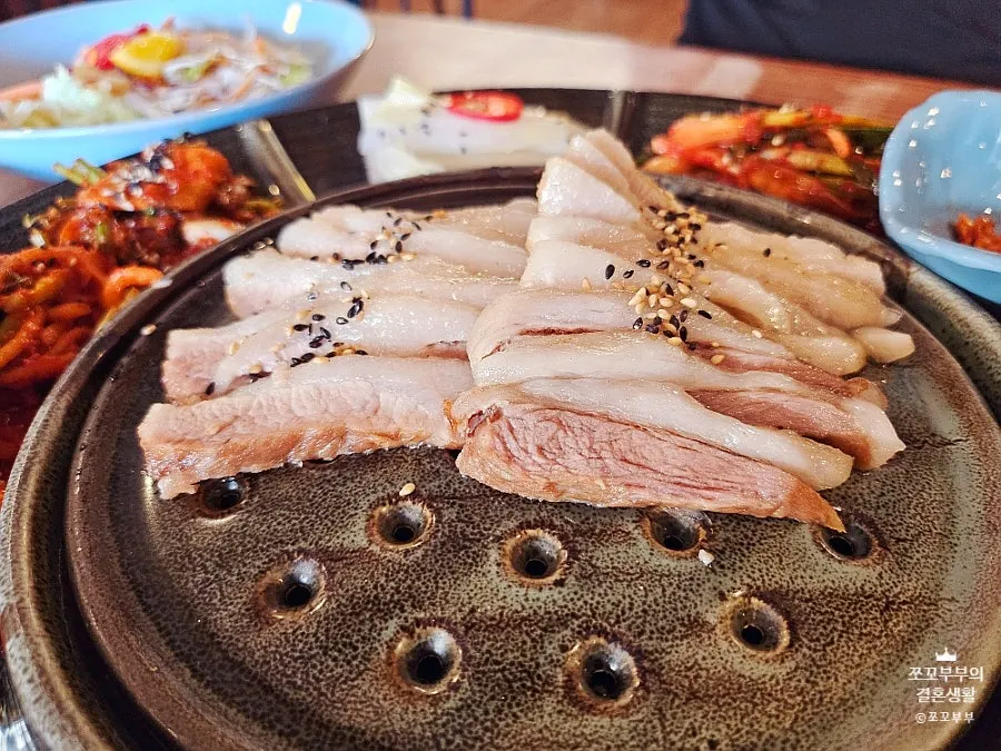 Neatly arranged pot-rice meal