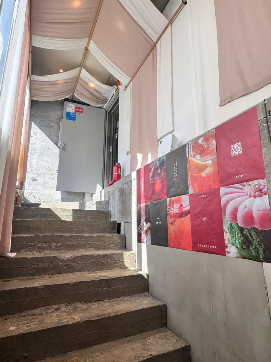 Stair landing in front of the 4th-floor entrance to Suwolgyeonghwa
