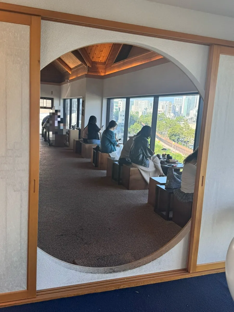 Window seating with an ocean view on Suwolgyeonghwa's 4th floor