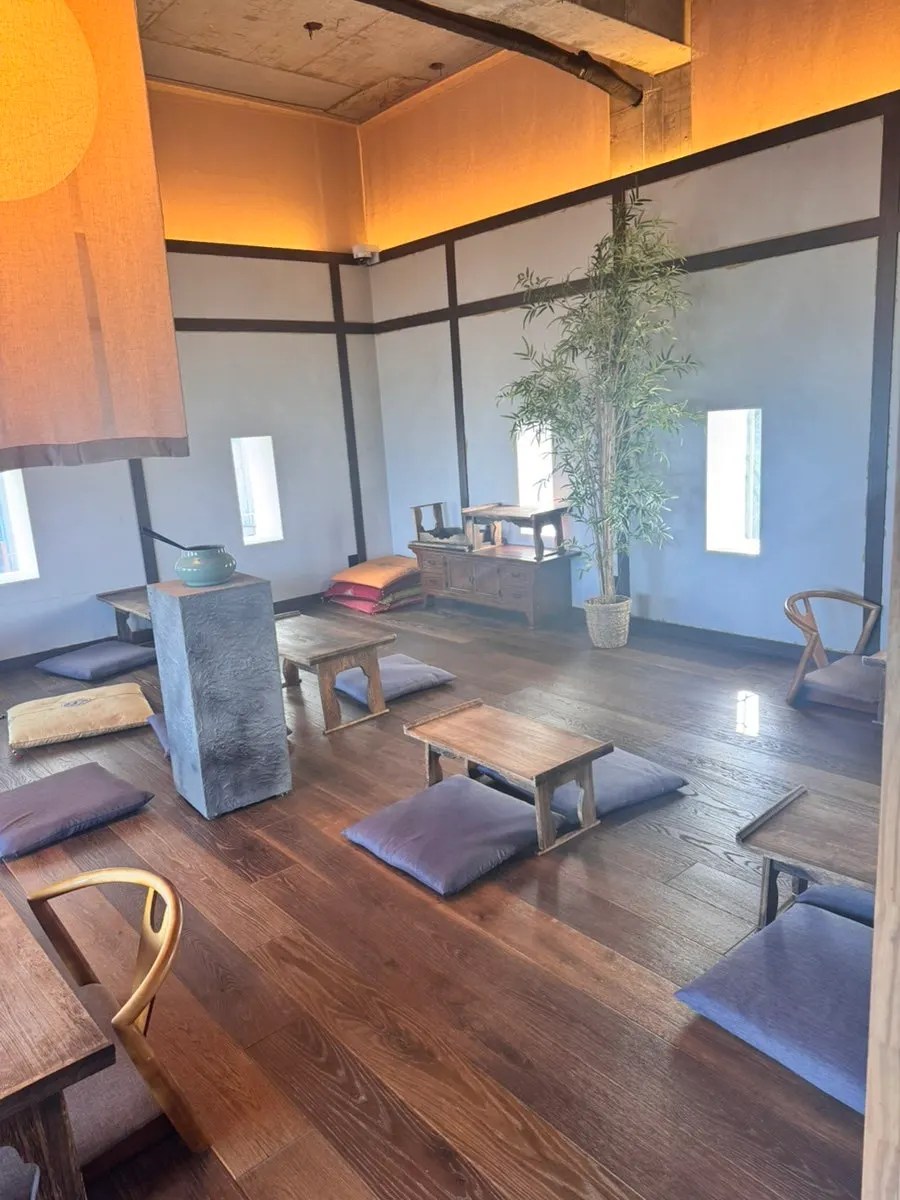 Hanok-style interior and traditional props on Suwolgyeonghwa's 4th floor