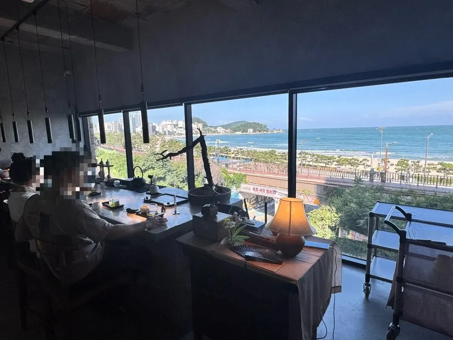 Straight-line table seating on Suwolgyeonghwa's 3rd floor