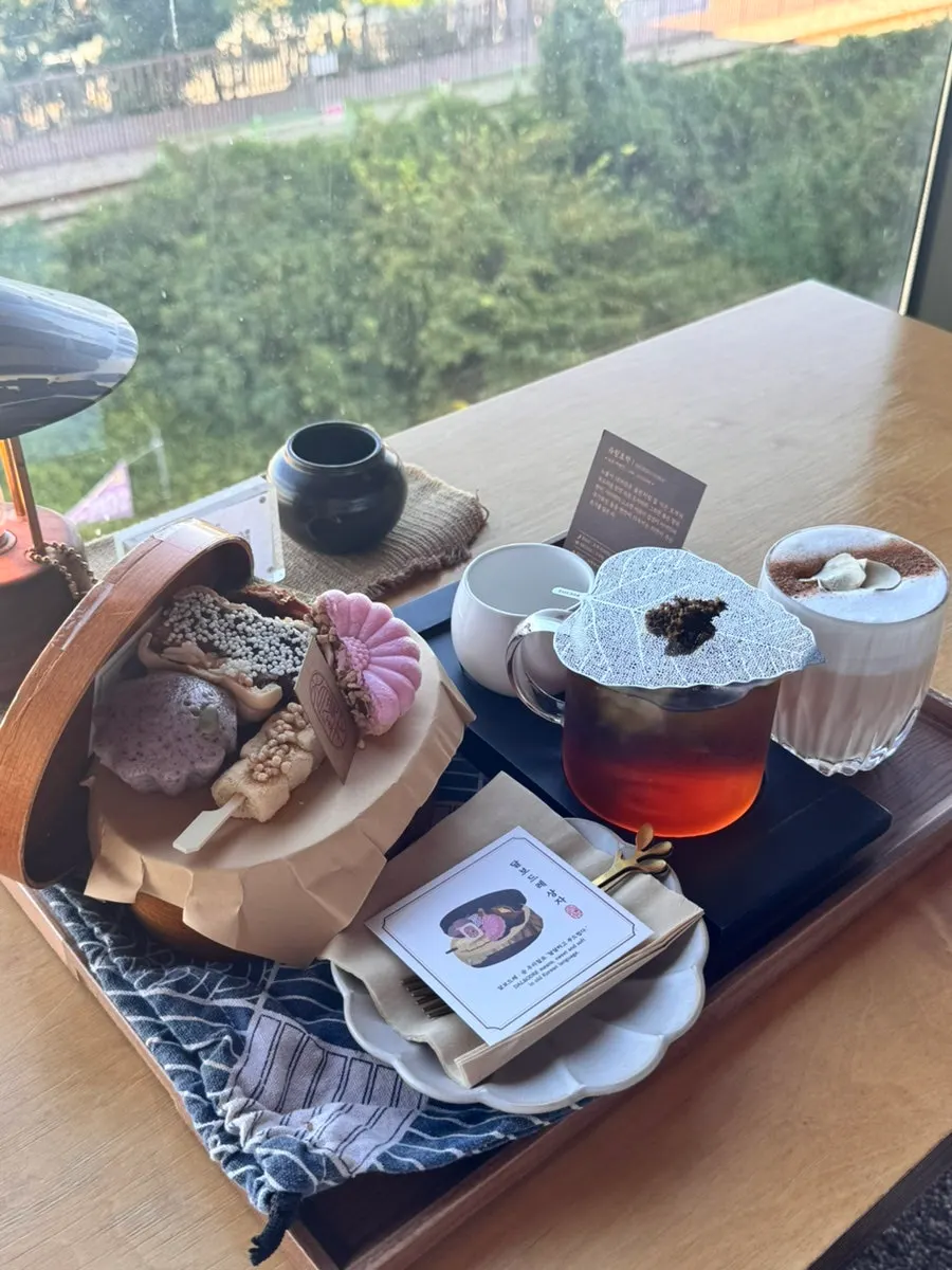 The Dalbodeure box next to two iced drinks