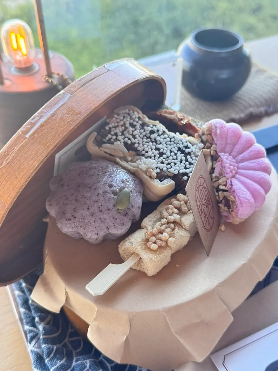 Dalbodeure box containing black rice sulbbang and monaka