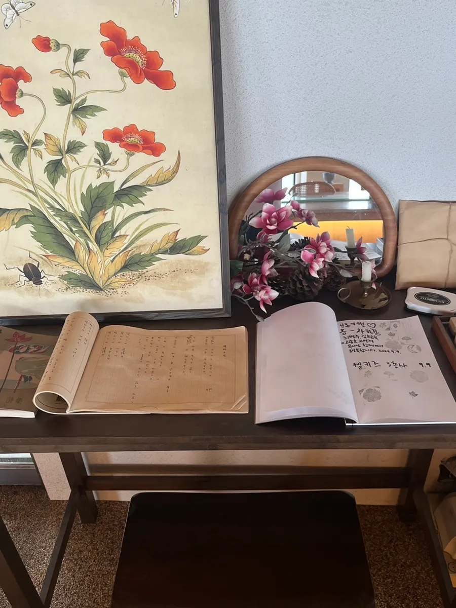 Seat by the round window in Suwolgyeonghwa's floor-seating space